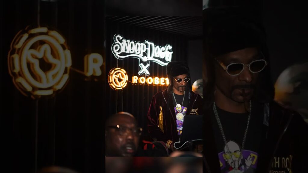 Snoop dogg custom neon® signs 😎⚡️#launchparty #dj #eventsigns #ledneonsign #customneon #neonlogo